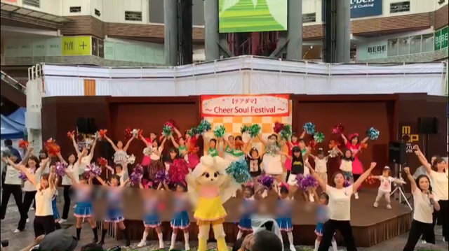 出演してくれた子供達だけでなく、観に来てくれた子供達もステージに上がって一緒にチア体験をしました♪