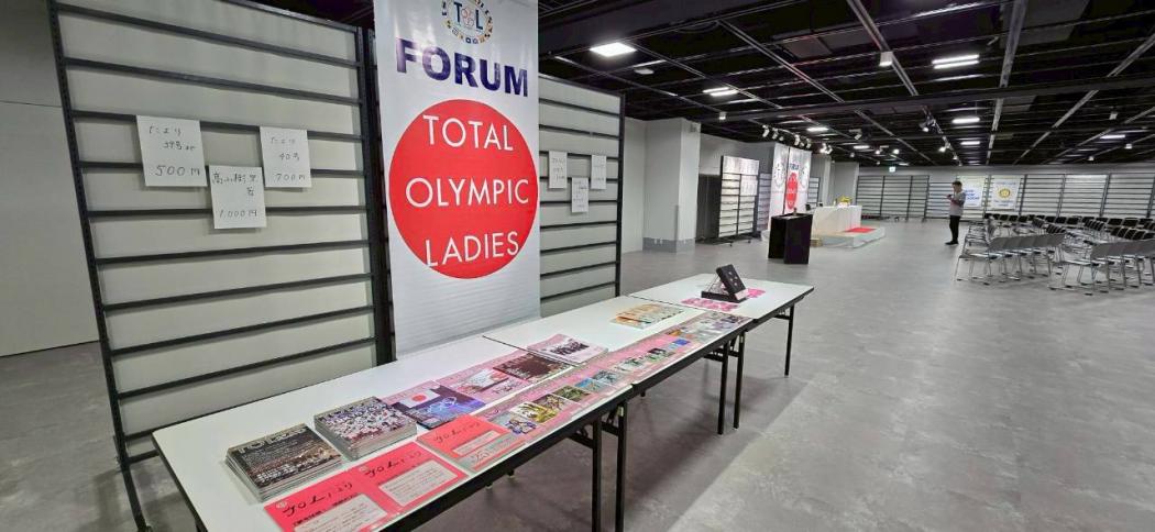 物販ブース：会報誌、ピン、付箋