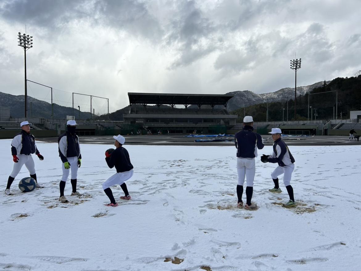 雪景色の丸山球場