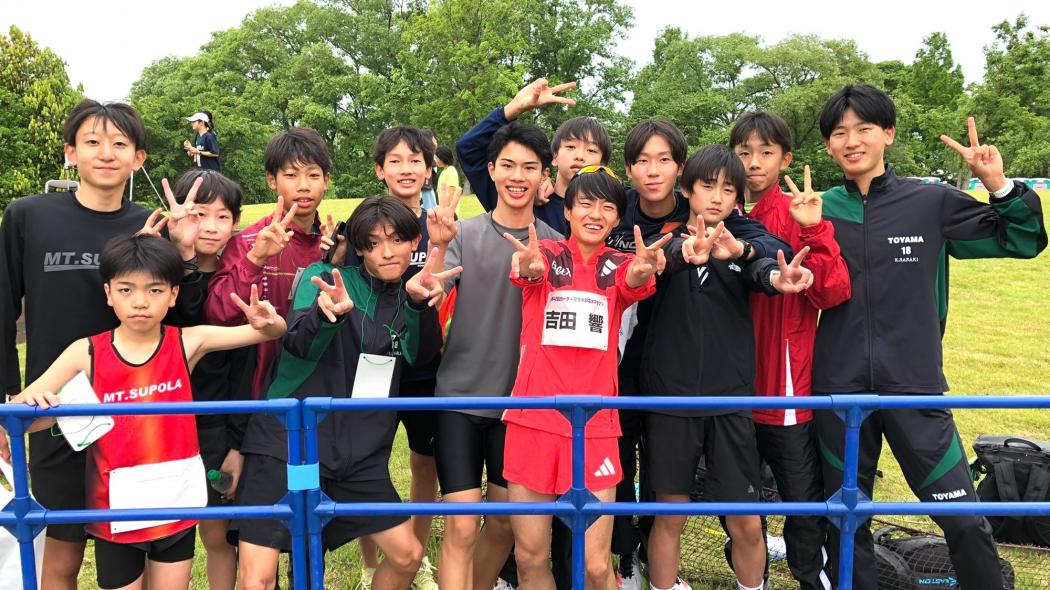 黒部名水マラソンの参加者と一緒に記念撮影