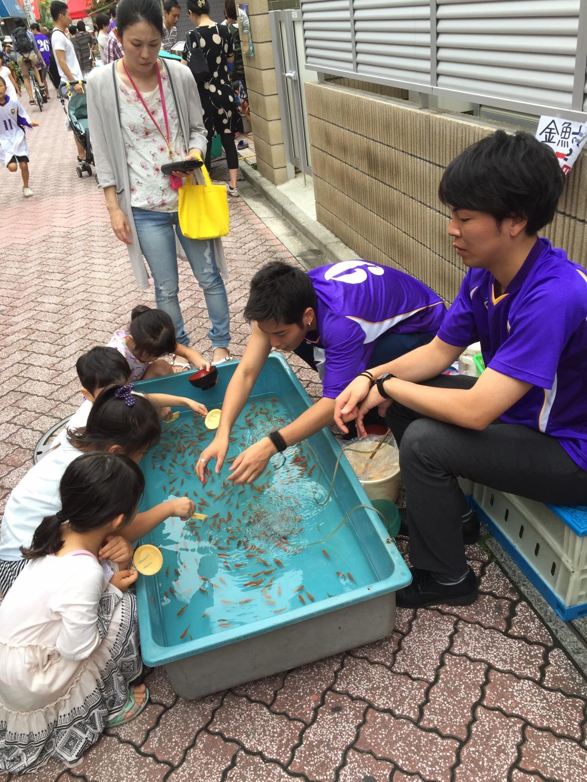 金魚すくいブース