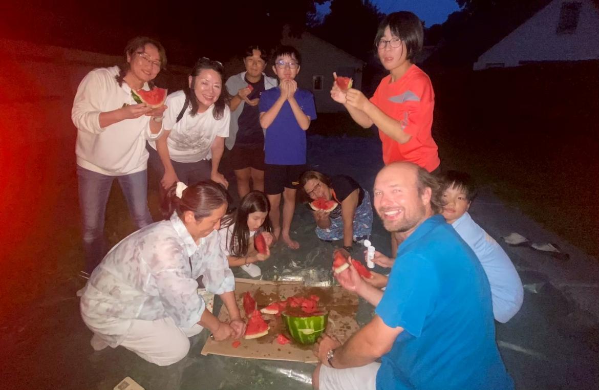 バックヤードでスイカ割