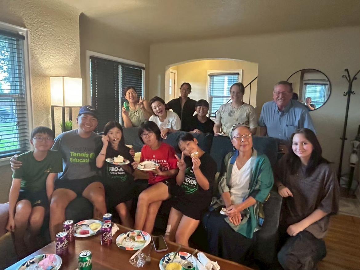 テニスクラブのコーチを招待してパーティー