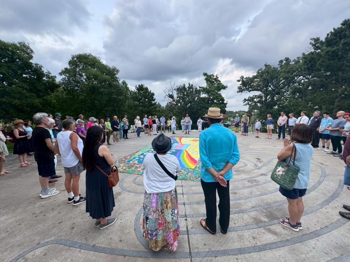 キッズゲルニカを囲んで、セントポール市民のみなさんと平和の祈り