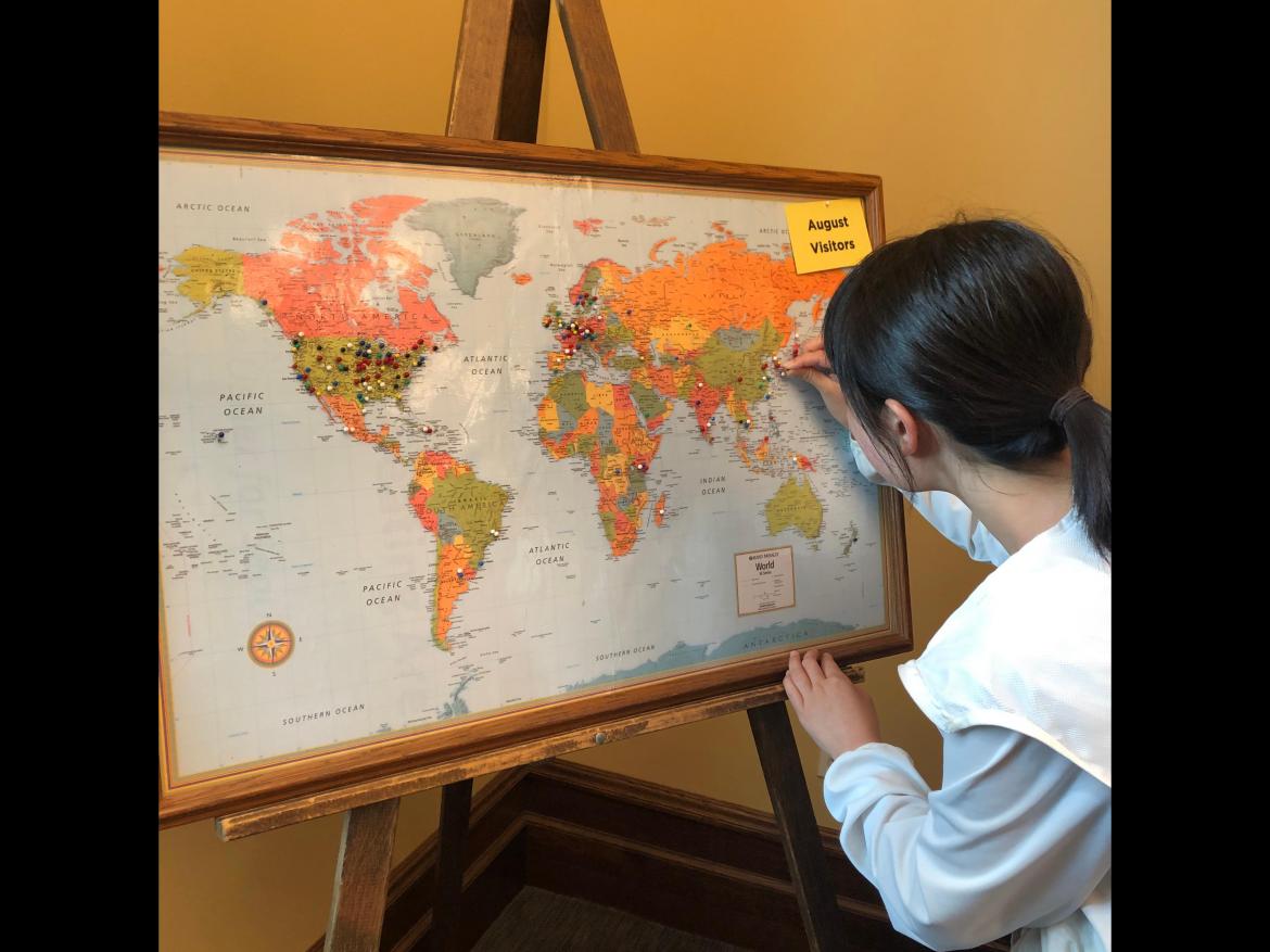 ミネソタ州議事堂の案内所にの世界地図にピン。出身地にピンを挿します。8月の日本からの来訪5番目でした。